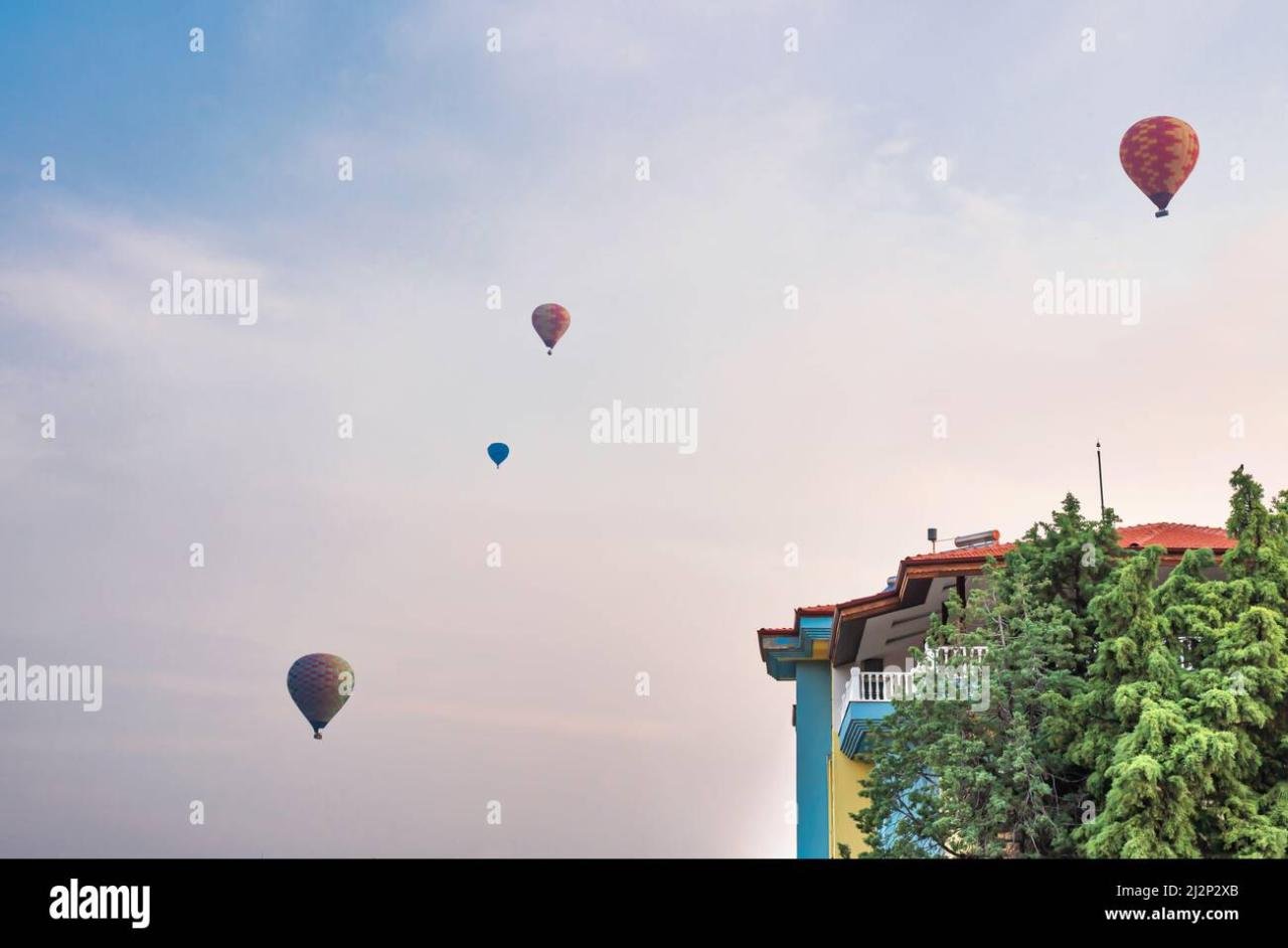 Hot air balloons outside hi-res stock photography and images - Alamy Hot air balloons outside hi-res stock photography and images - Alamy
